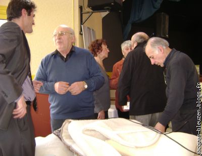 "moi aussi j'en veux un!" se dit l'homme au pull marine.