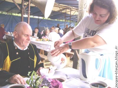 le café est bien meilleur dans une cafetière mod-koz, dit M. Péron