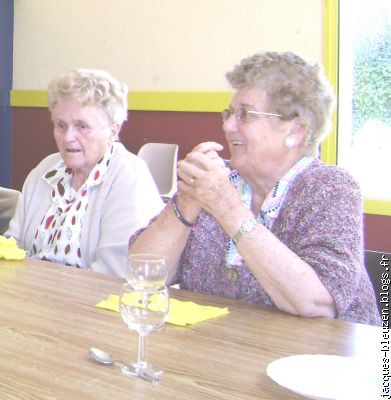 Marie Brulé-Le Guillou réfléchit -  Lucienne Le Bras-Jaouen s'amuse...