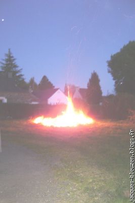 la nuit est tombée, mais "il" brûle toujours.