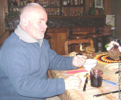 l'ancien boulanger a déjà mangé la moitié du pot de confiture bio.