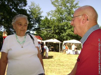 Jeannine Hémery et Jean Le Brocher papotent joyeusement.