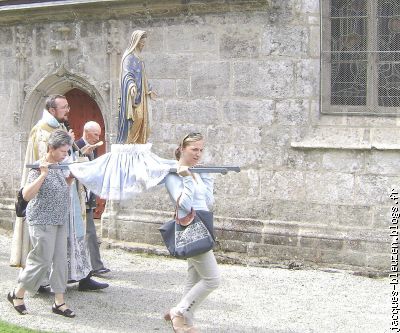 Monsieur le Curé chante alors que les dames triment sous le soleil