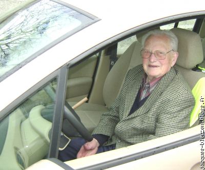 notre cher Eugène Le Dour dans sa conduite intérieure.