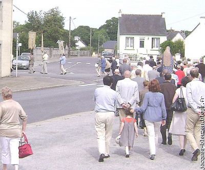 le maigre cortège emprunte la route de Chateauneuf-du-Faou.