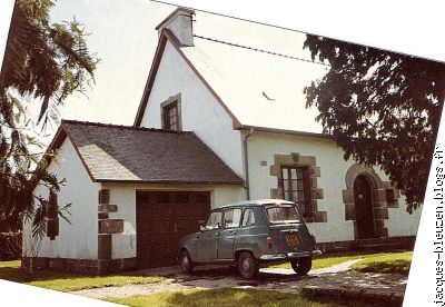 la 4L de notre cher curé Marcel Le Mouël et le presbytère. 1983