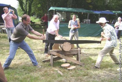 Monsieur le Maire à droite. Et un autre scieur de long (?)