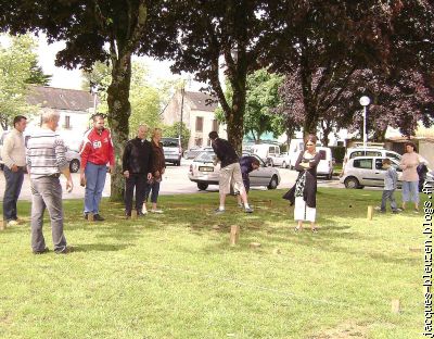 tous les regards mènent au centre.