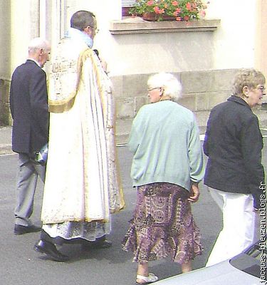 Monsieur le Curé est bien entouré.