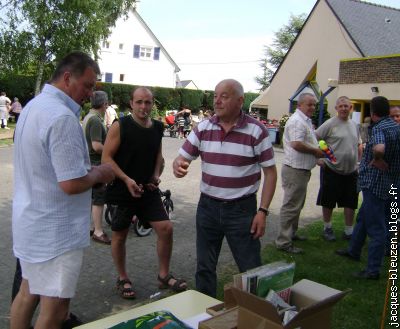 Gilbert au tee-shirt rayé aux palets ET aux dés