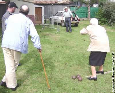 Jos Guellec ne craint pas de recevoir la boule lancée par Philomène.