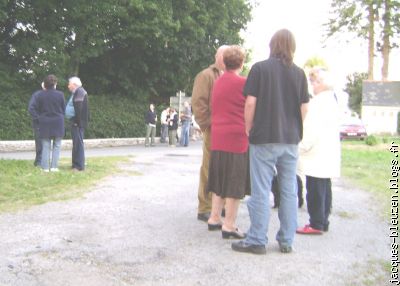 les spectateurs arrivent et forment des groupes.