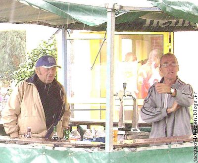 Hervé Calvez donne des conseils mouillés à son barman préféré.