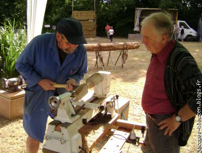 Raymond Raoul admire le savoir-faire de l'homme en short.