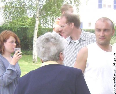 Olivier Lolliérou en pourparler avec Germaine Brûlé-Fichen.