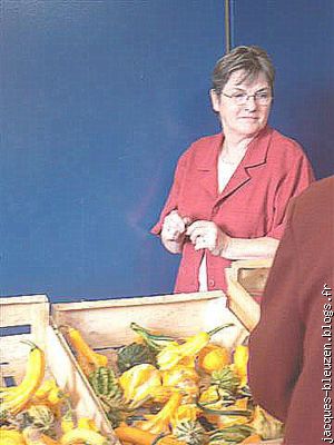 Mme Marie-Louise Jaffré en rouge, les courges en jaune,le fond en bleu