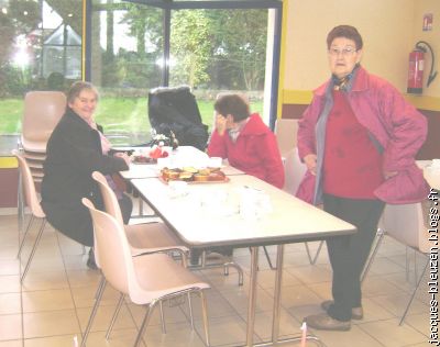 Yvette et ses copines Alice et Jacqueline vont boire un coup (de café)