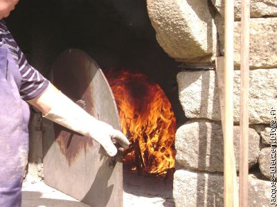 on fait un feu de bois dans le four pour chauffer les pierres.