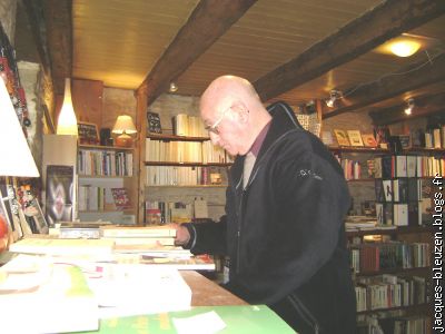 Jean hésite entre un disque breton ou un livre, breton aussi.