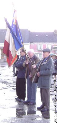 les drapeaux en l'honneur des anciens combattants.