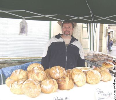 notre boulanger Denis devant ses pains au potiron. C'était bon !