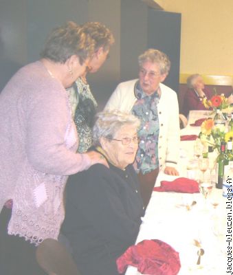 Marie Jacq-Jégou reste assise, Mimi Gestin-Rospars discute ...