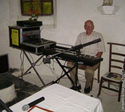 Henri Scoul à son affaire: l'orgue et les câbles.