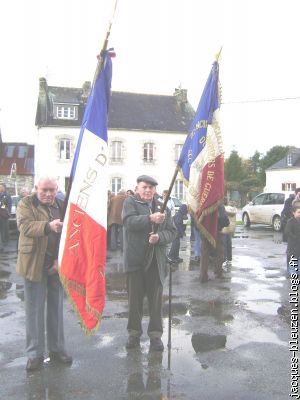 Jos Guellec et Charles Le Dû, porte-drapeaux de Roudouallec.