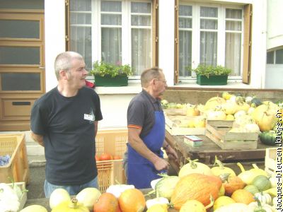 Si Annette sort de chez elle, alors elle ira aider Edmond et Pierre.