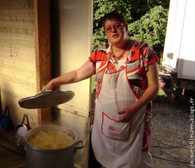 Nicole, très "STAR", attend que les pommes de terre cuisent....