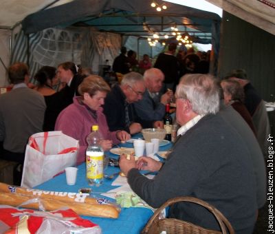 Au fond, dans l'entrée, on s'attarde un peu à l'apéro.