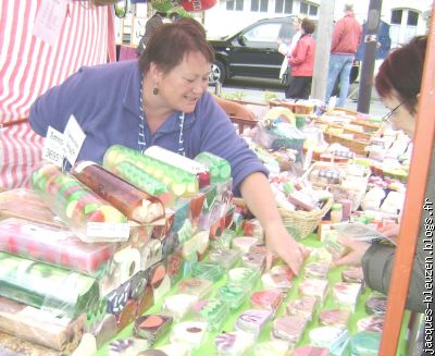 des gâteaux aux fruits?... Que nenni ! . . . Il s'agit de SAVONS !