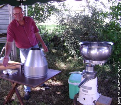 Joseph Scoul a écrèmé son lait, baratté la crème et fait son beurre