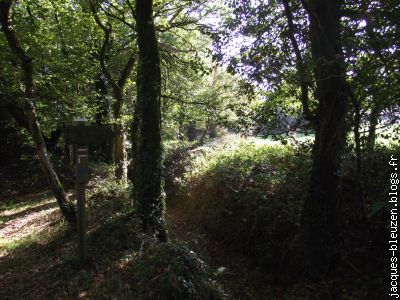 le petit chemin balisé qui mène au four à pain.