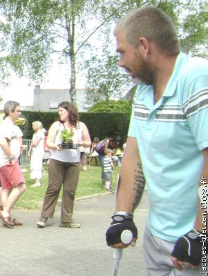 un homme courageux et tatoué...