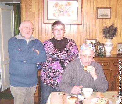 Jean-Yves, Sophie, Jean Le Brocher et sa lourde couronne.