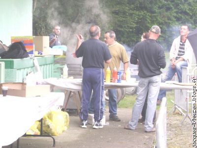 frites, saucisses et merguez dégagent de la fumée...