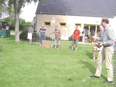 lancer le fer à cheval,qui soit "s'enrouler" autour du piquet en fer.