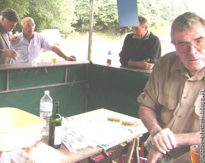 Yvon Siohan, à la buvette, discute avec tous les clients.