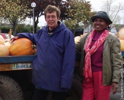 Yvette Quiniou-Hélias et Christine Mély sourient à la clientèle.