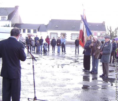 bravant la pluie, le maire lit.