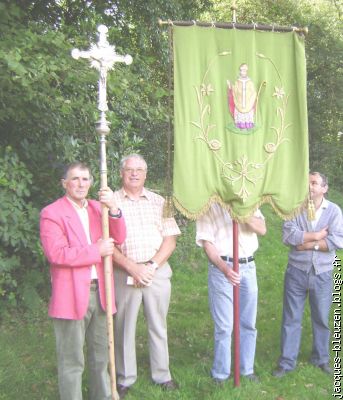 la bannière est verte d'un côté, rouge de l'autre