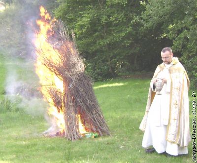 Monsieur le Recteur se demande s'il a assez d'eau pour éteindre le feu