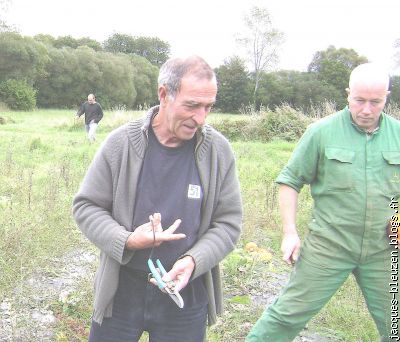 Jean Lolliérou a envie de tricoter. Didier semble perplexe.