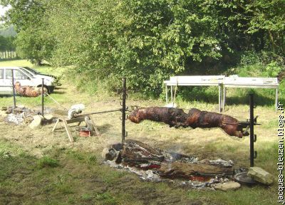 quatre cochons en train d'être grillés pour le repas du soir