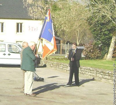 les porte-drapeaux et le maire